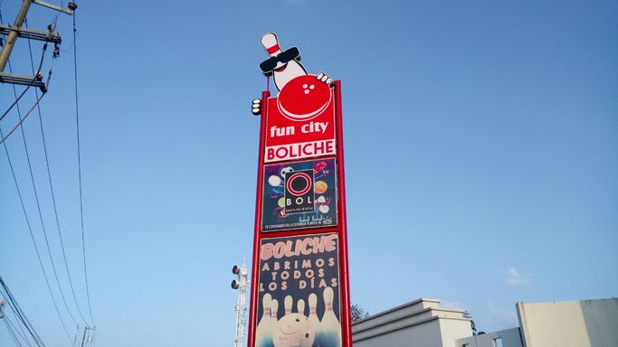Tótem publicitario, anuncios para plazas comerciales