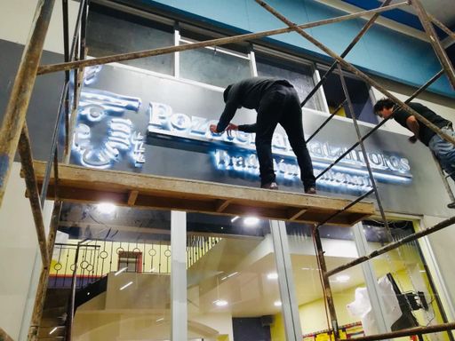 instalación de anuncio 3D